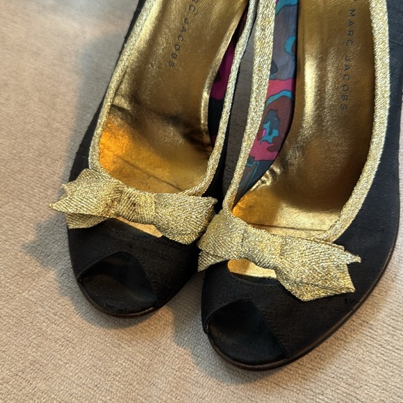 Marc Jacobs Black Gold Satin Bow Peep Toe Heels Size 37 - Picture 10 of 10